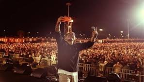 حفل جماهيري ضخم لـ عمرو دياب في موسم الربيع يجذب آلاف المعجبين في القاهرة