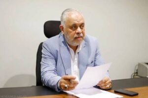 أشرف زكي يلوّح بوقف التصوير للمطالبة بتفعيل حق الأداء العلني